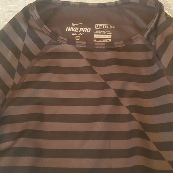 Nwot nike pro dri fit striped top xs - Picture 4 of 4